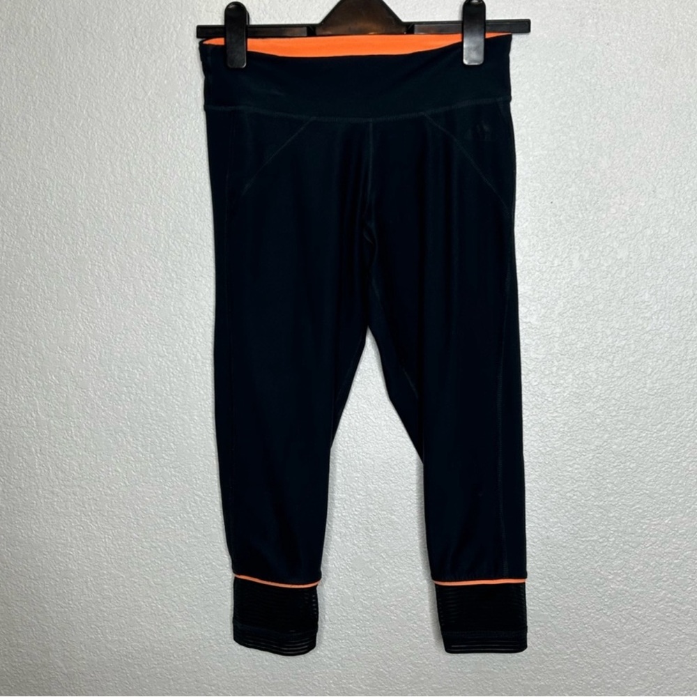 Woman's Adidas Cropped Leggings
Size Small, color navy blue like black